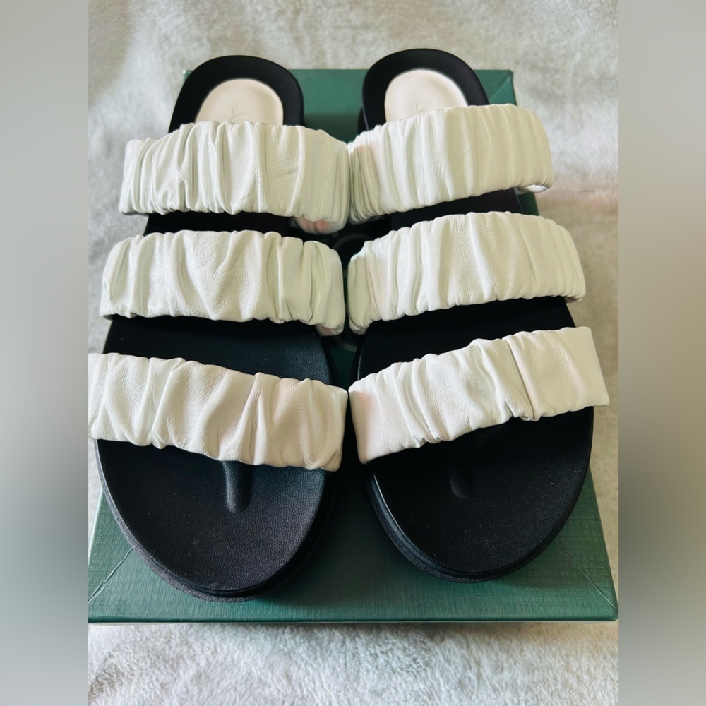 LOGO by Lori Goldstein Women's Strappy  White Leather Sandals Sz 7.5 NIB